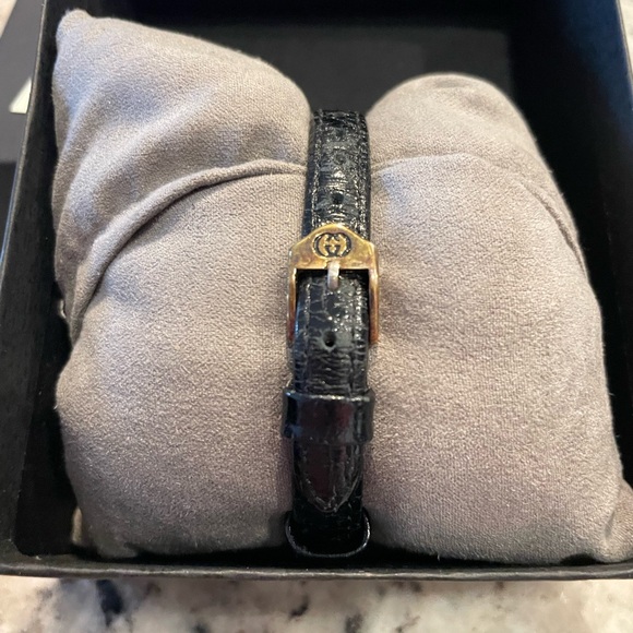 Gucci Ladies Quartz Watch - Picture 7 of 9